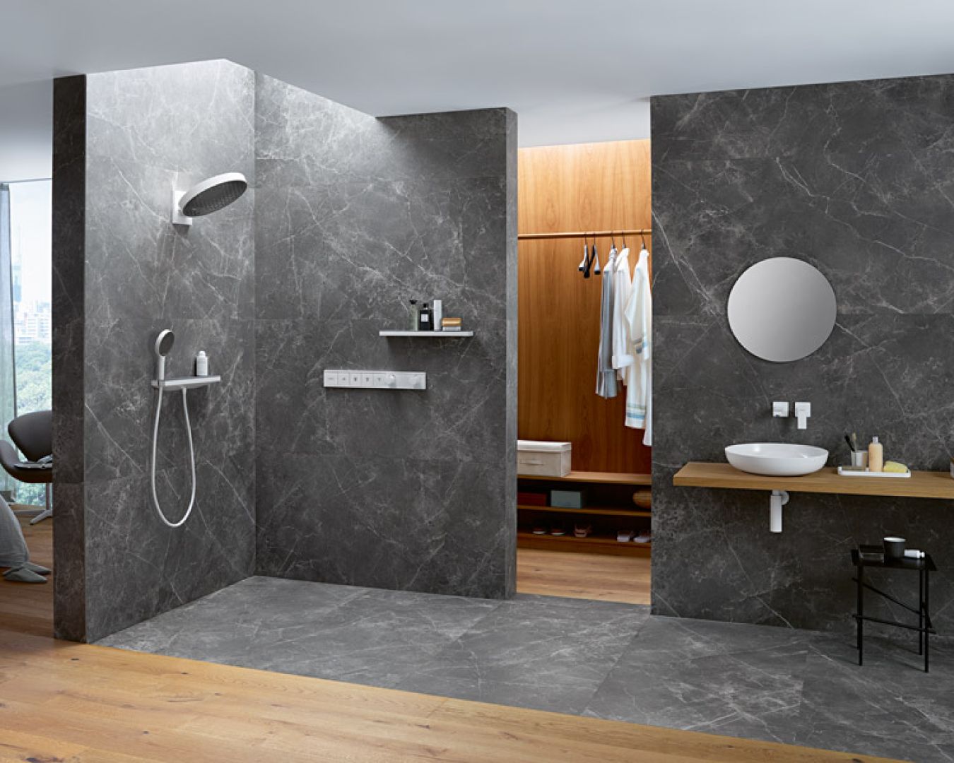 Großes Bad mit dunkler Marmoroptik, Dusche und offenem Kleiderschrank