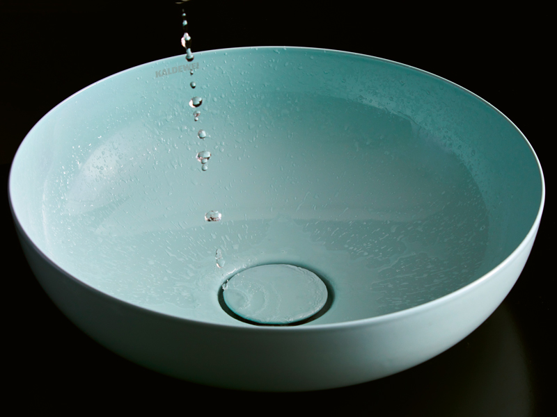 Türkises Waschbecken mit Wassertropfen
