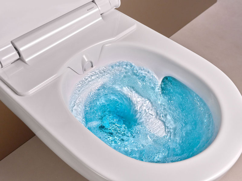 Spülung in Geberit-WC mit kraftvollem Wasserwirbel und blauer Färbung

