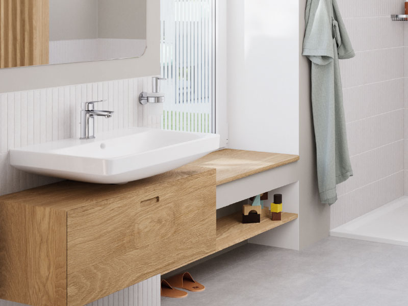 Waschbecken mit Holzunterschrank und Ablage im modernen Bad

