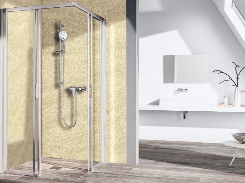 Moderne Dusche mit Klarglaswänden in Bad mit Dachschräge und Holzoptik-Boden

