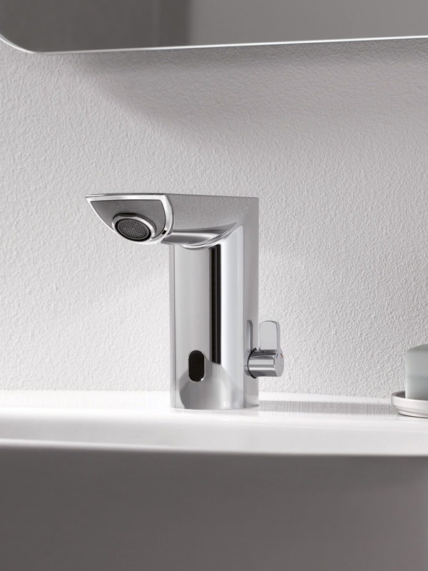 Moderne Armatur mit eckigem Design an grauer Wand über weißem Waschbecken