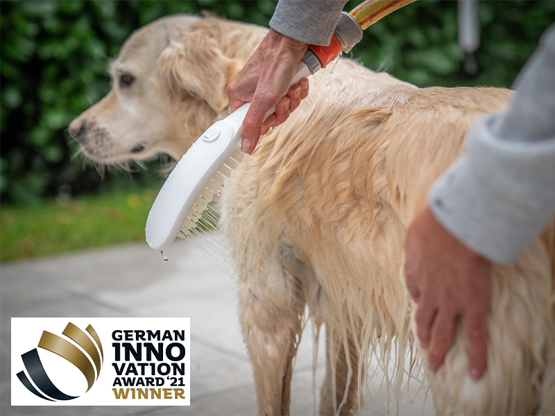 Ausgezeichnete Hundedusche: Golden Retriever wird im Garten sanft gereinigt. (GERMAN INNOVATION AWARD 21 WINNER)
