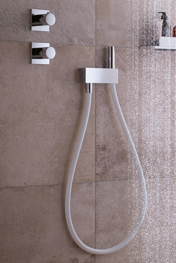 Moderne Duscharmatur mit glänzender Oberfläche und feinen Wasserperlen.