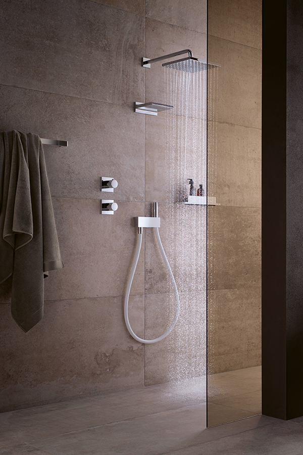 Großzügige Regendusche mit Glaswand und moderner Wandarmatur im Bad.