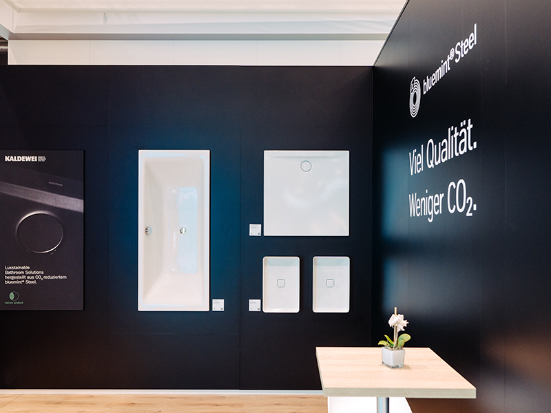 Messestand mit Kaldewei-Produkten und Slogan „Viel Qualität. Weniger CO₂.“