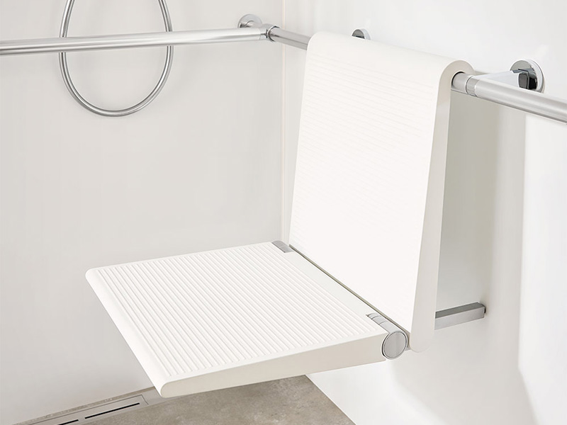 Barrierefreier Duschsitz mit Rückenlehne, modern, klappbar und pflegeleicht.