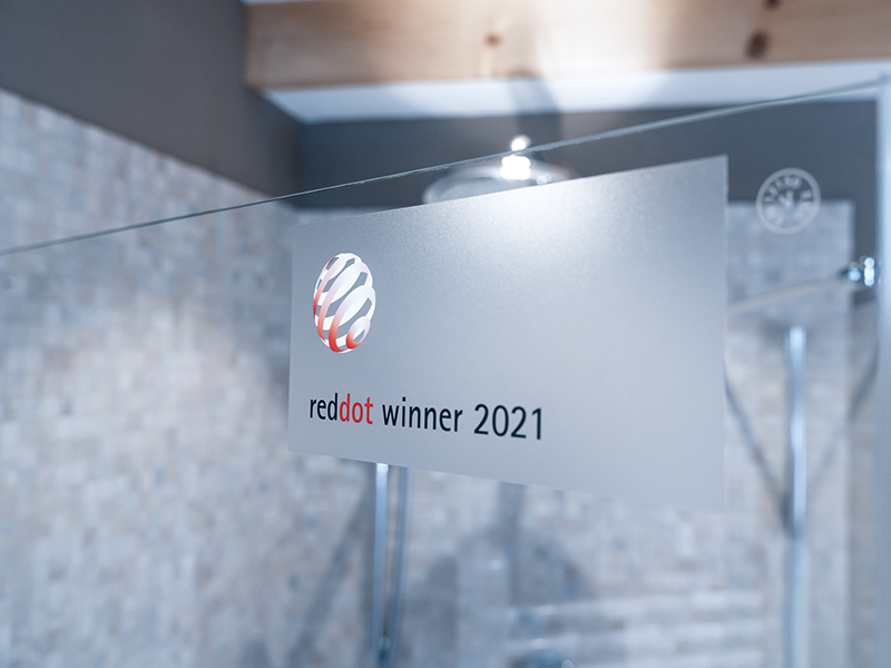Red Dot Award Logo 2021 auf Duschglas – Auszeichnung für gutes Design.