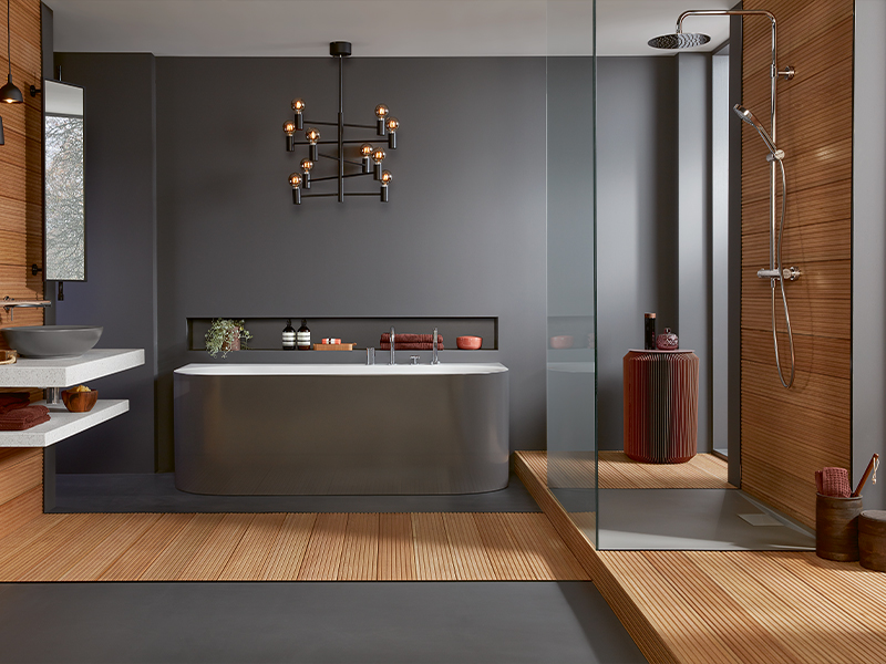 Modernes Bad mit freistehender Wanne, Walk-in-Dusche und Holzoptik.