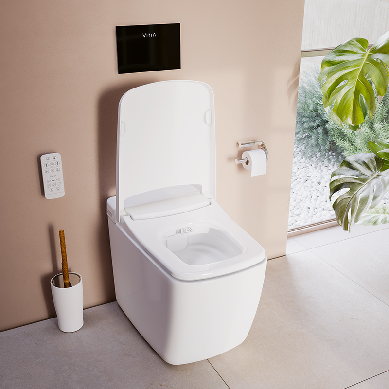 Smartes Dusch-WC mit offenem Deckel und Fernbedienung an der Wand
