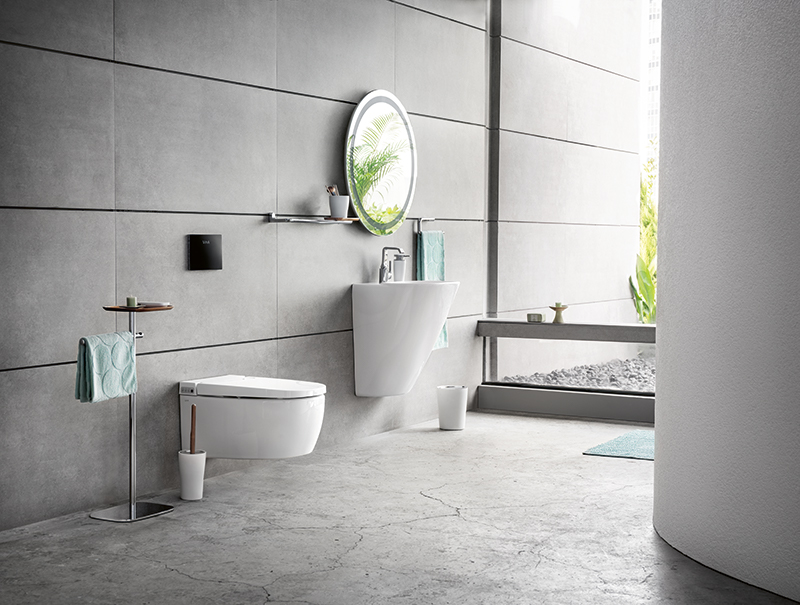 Modernes Badezimmer mit wandhängendem WC und ovalem Spiegel