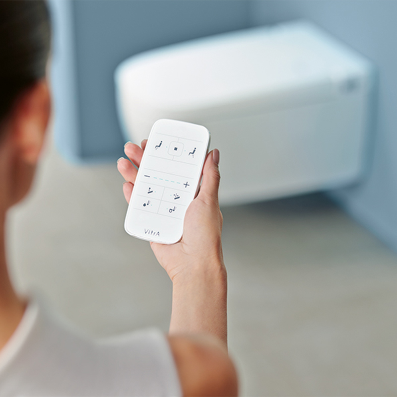 Fernbedienung für Dusch-WC wird von einer Person gehalten