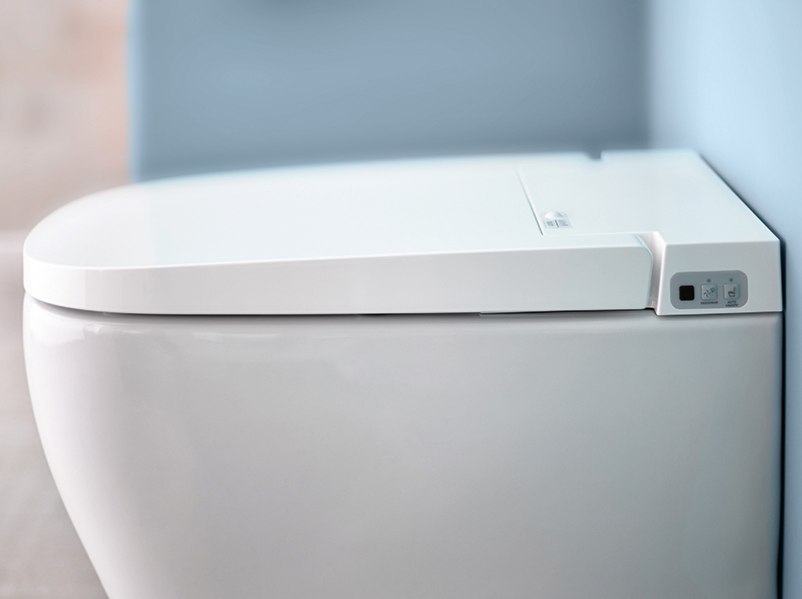 Minimalistisches Bad mit wandhängendem WC und bodenstehendem Waschtisch