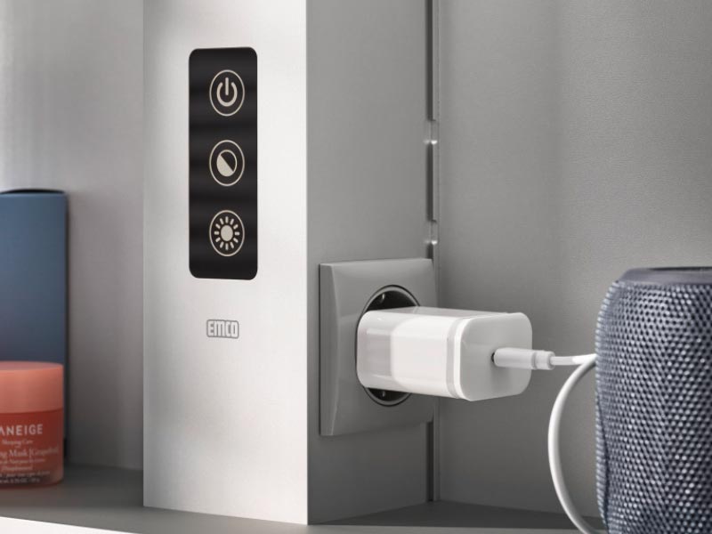 Lichtsteuerung und Steckdose im Badezimmerschrank mit Ladegerät
