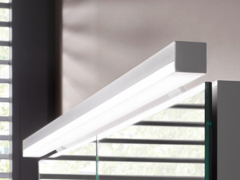 Moderne LED-Leuchte über Badezimmerspiegel