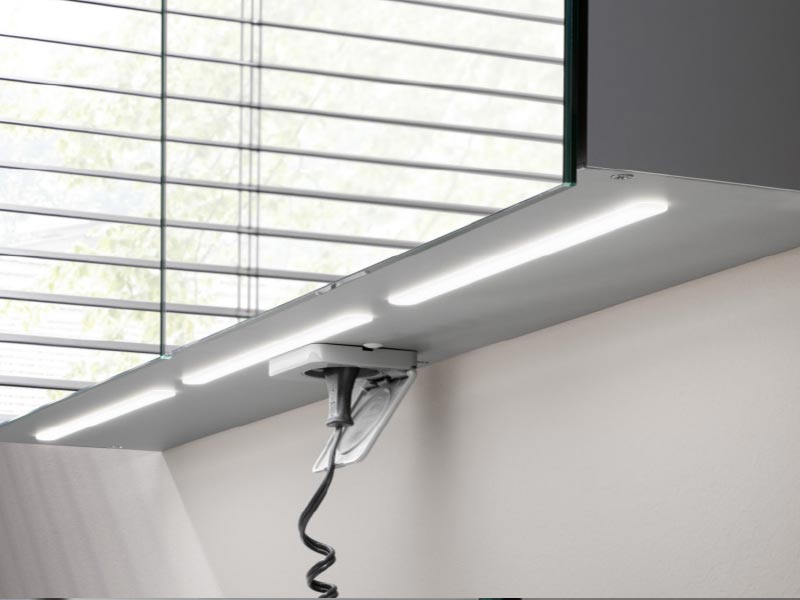 LED-Unterbauleuchte mit Stromanschluss im Badezimmer

