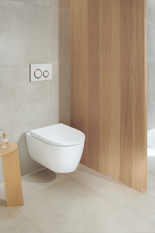 Wandhängendes WC mit Holzelement und moderner Spülplatte im Bad