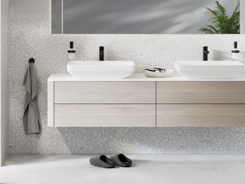 Doppelwaschtisch mit hellem Holzschrank und zwei schwarzen Armaturen