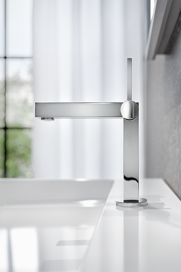 Dusche mit Regenduschkopf und Haltegriff an grauer Wandfliese
