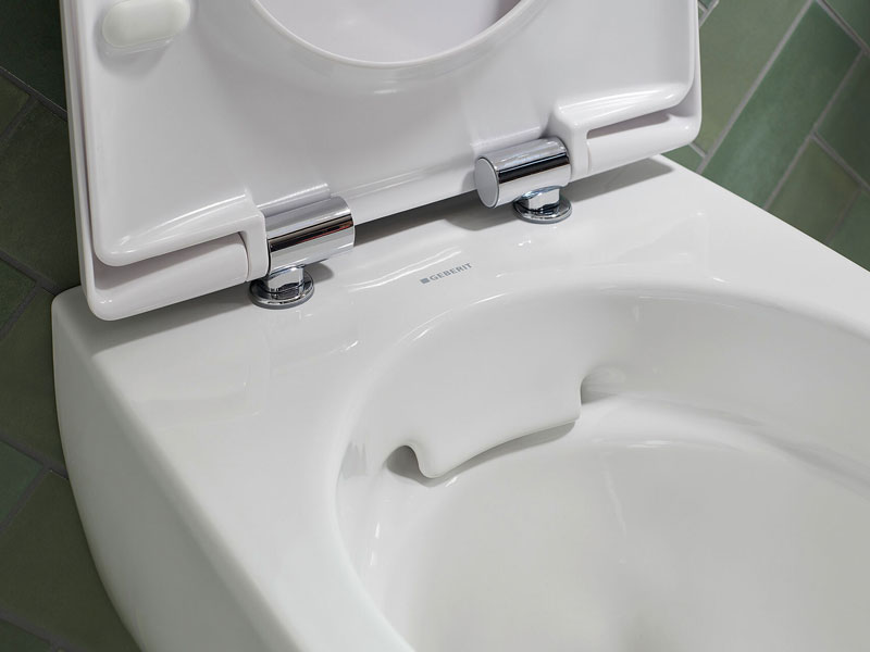 Nahaufnahme eines WC-Sitzes mit verchromten Scharnieren von Geberit

